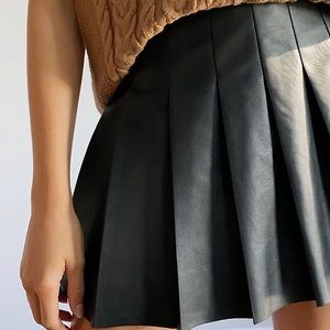 Aritzia / Sunday Best | Vegan Leather Pleated Mini Skirt | Size 6